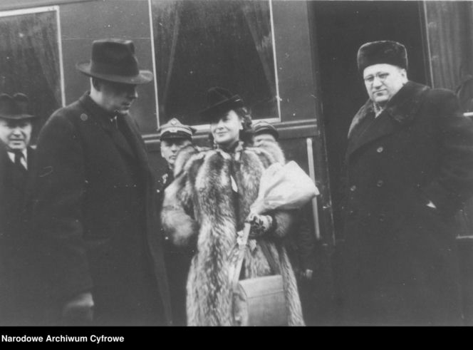 Niewiarygodne sceny! Aktor kazał przykucnąć premierowi, bo chciał go przeskoczyć! Interwencja w ostatniej chwili