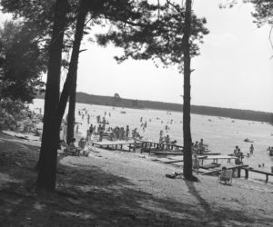 Jak dawniej wyglądało plażowanie? Te zdjęcia to prawdziwe perełki! [GALERIA]
