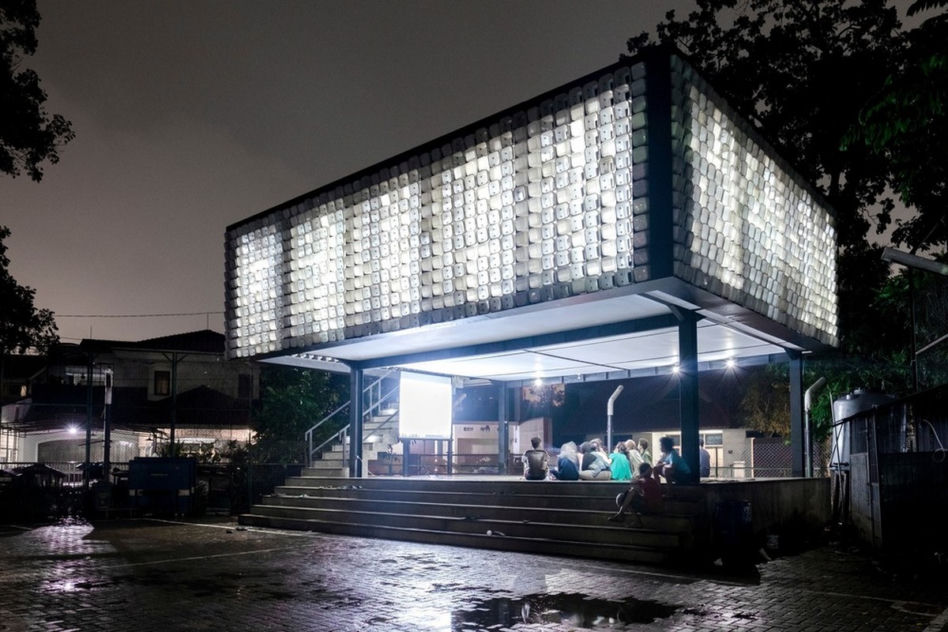 Recykling w architekturze. Elewację tej biblioteki wykonano z pudełek po lodach