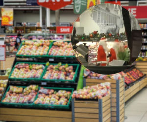 Mikołaje i elfy napadli na supermarket. Żywność ma trafić do potrzebujących