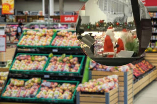 Mikołaje i elfy napadli na supermarket. Skradziona żywność ma trafić do potrzebujących