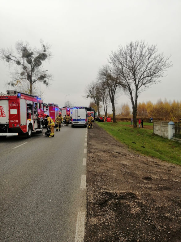 Horror na DK 62. Kierowca bmw zakleszczony w zmiażdżonym bmw. Nie przeżył