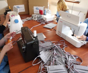 Osadzone w zakładzie karnym szyją maseczki potrzebującym