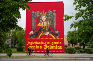 Łacińska sentencja i królowa. Nowy mural poświęcony Jagiellonii Białystok