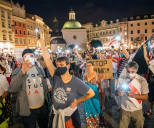 Manifestacja Białorusinów na rynku w Krakowie. Precz z Łukaszenką!