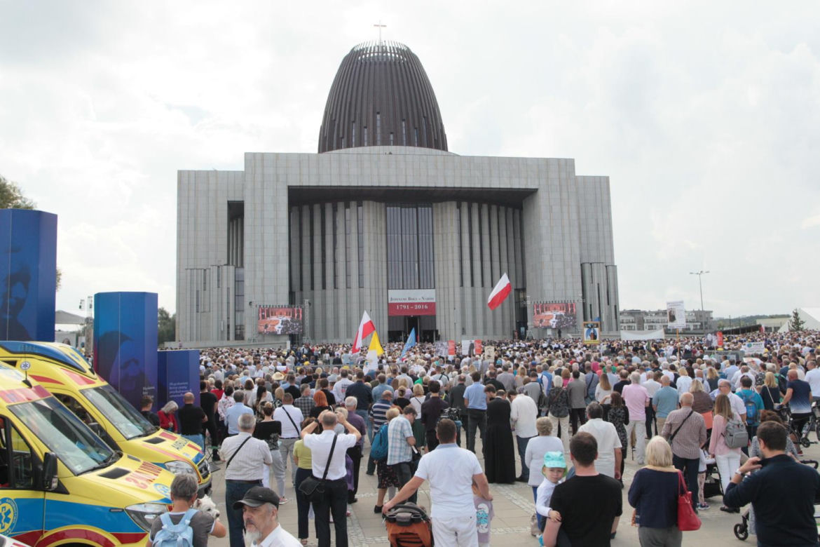 To najwyższy kościół w Warszawie. Jego budowa kosztowała 220 mln zł! W jego wnętrzu znajduje się symboliczny grób Jana Pawła II