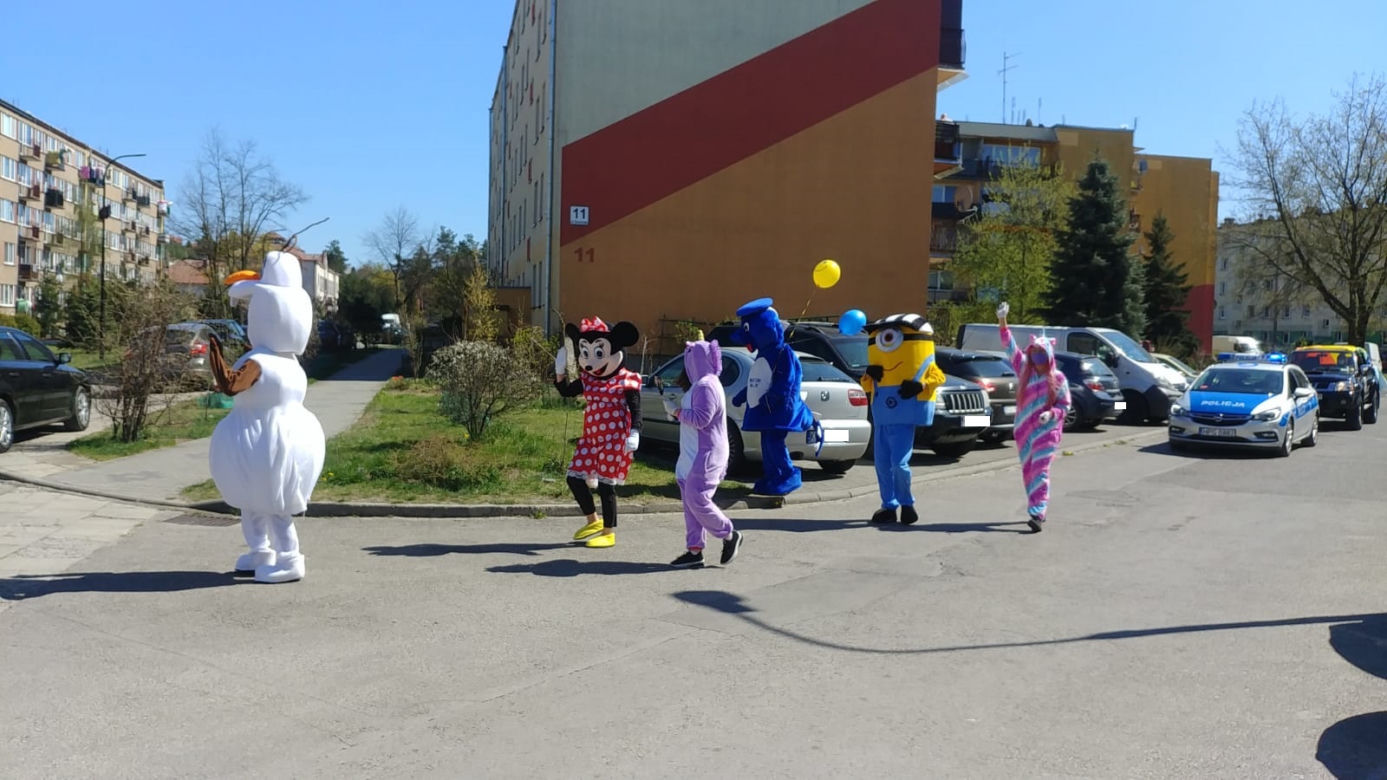 Policja rozweselała dzieci na kwarantannie