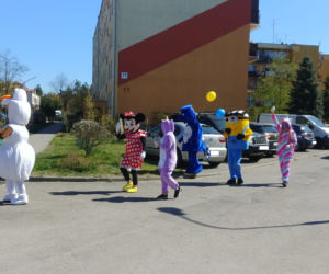 Policja rozweselała dzieci na kwarantannie