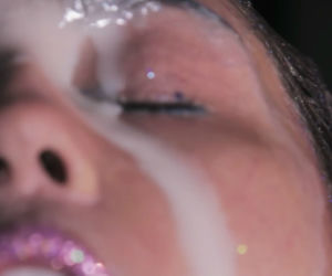 Ojciec Miley Cyrus zachwycony wybrykami córki