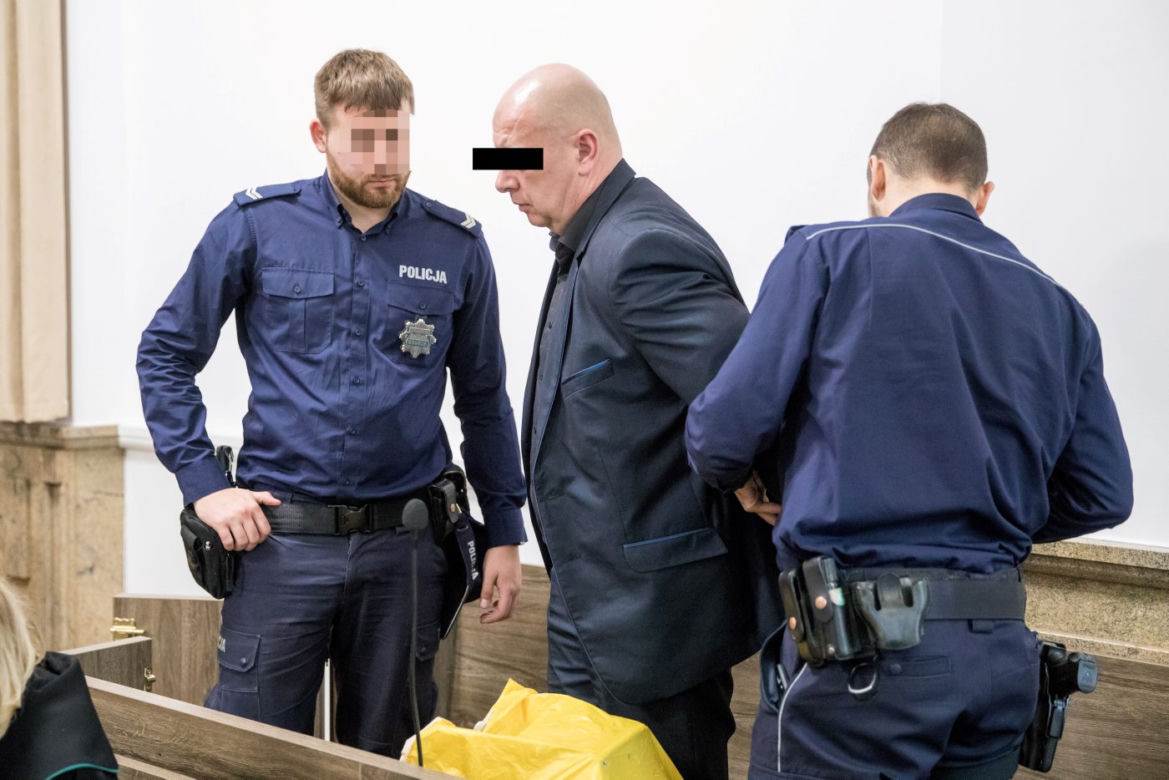 Zaatakował młotkiem żonę i jej kochanka