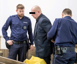 Zaatakował młotkiem żonę i jej kochanka