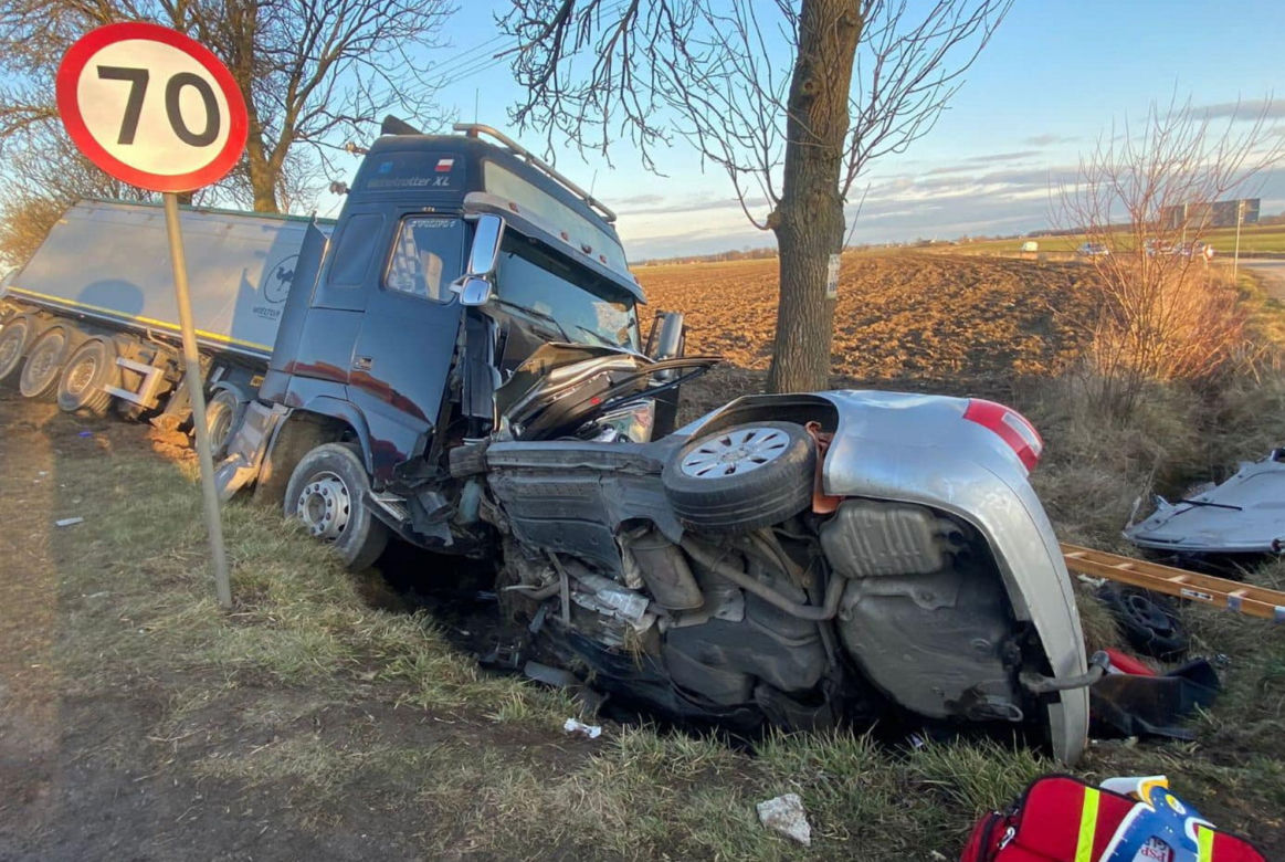 Horror w Golanach. Czołowe zderzenie ciężarówki i audi. Nie żyje kierowca osobówki