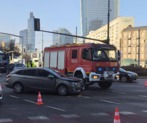 Dwa auta zderzyły się przy rondzie ONZ, jeden dachował