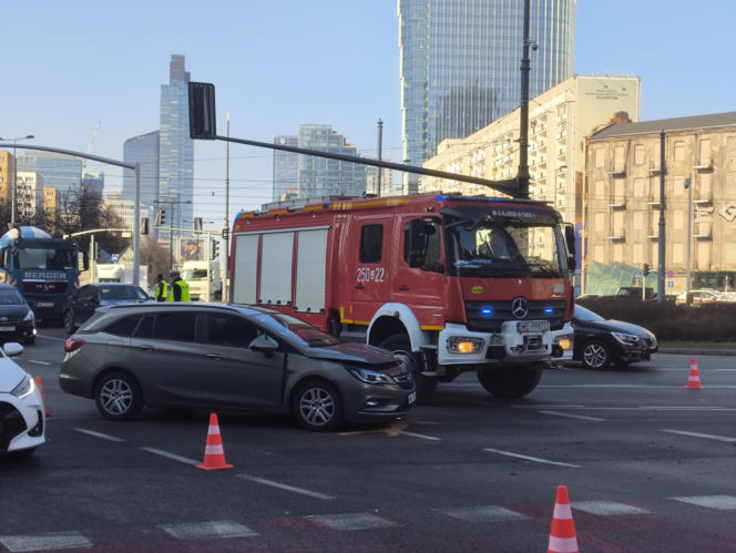 Dwa auta zderzyły się przy rondzie ONZ, jeden dachował