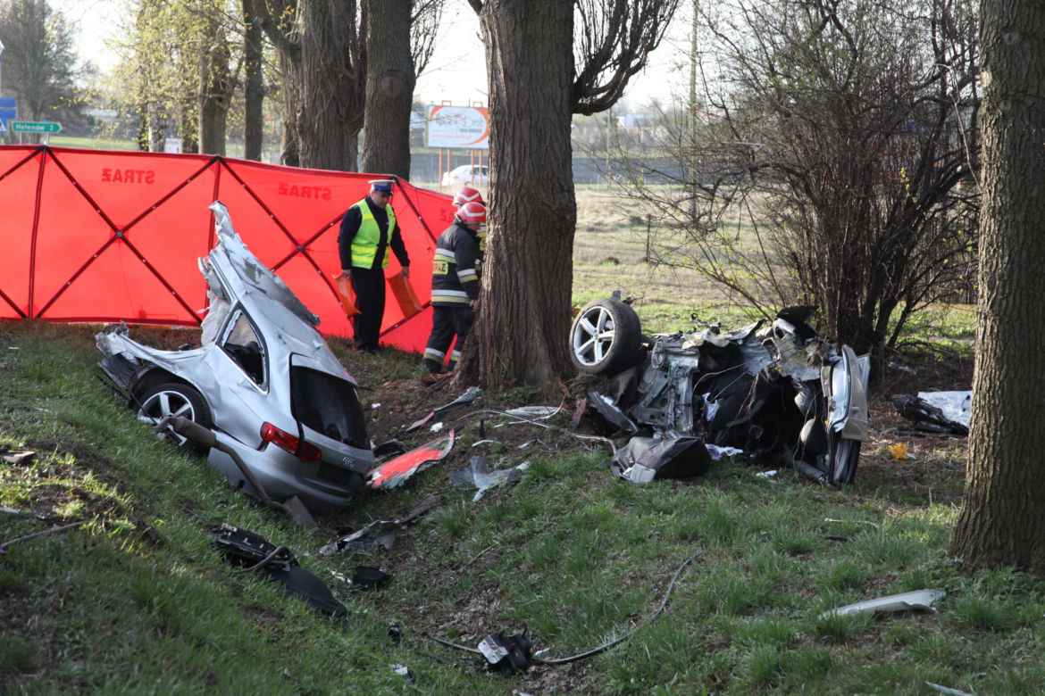 Razem się urodzili i razem zginęli. Audi bliźniaków roztrzaskało się o przydrożne drzewo 