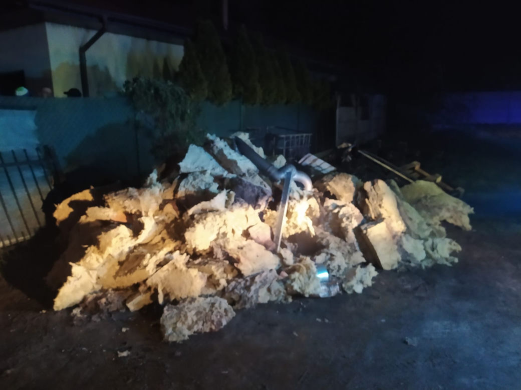 Duże straty po pożarze w Sierakowie koło Rawicza. Ogień przeniósł się na dom