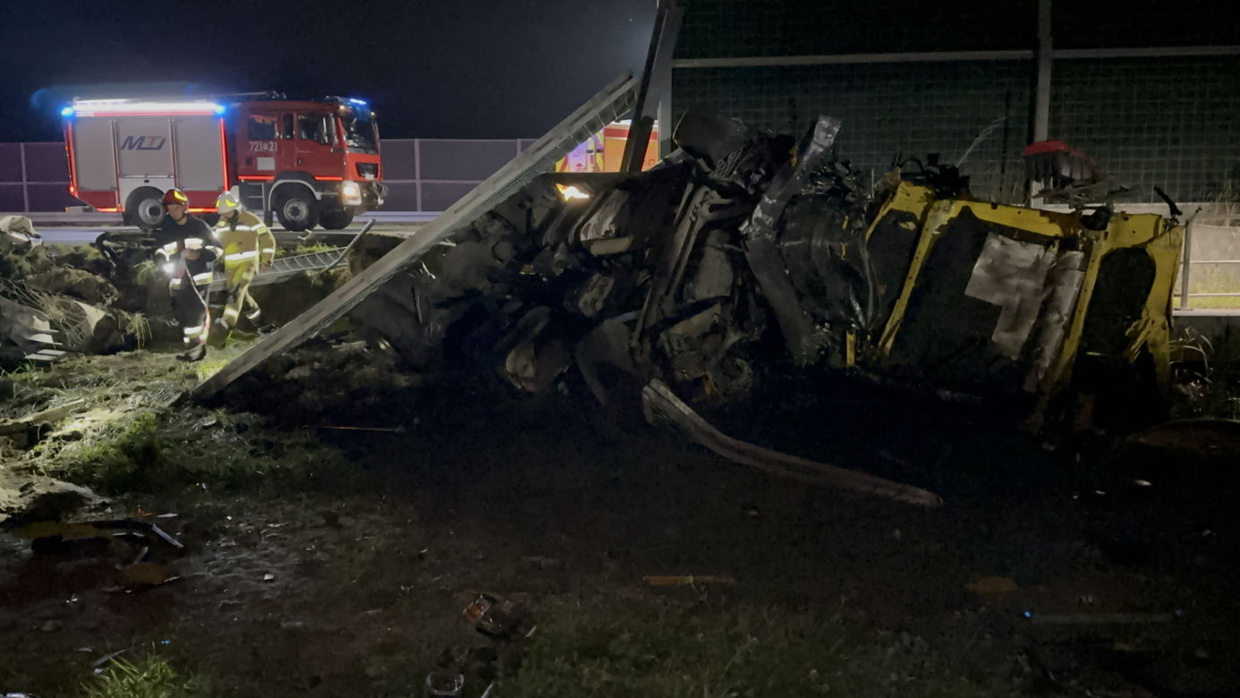 Feliksów. Zderzenie samochodu osobowego z cysterną. Ciężarówka zablokowała całą autostradę