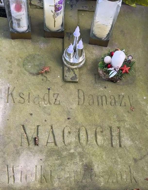 Tak wygląda grób księdza Damazego Macocha. Trafił do więzienia za zabójstwo [ZDJĘCIA].