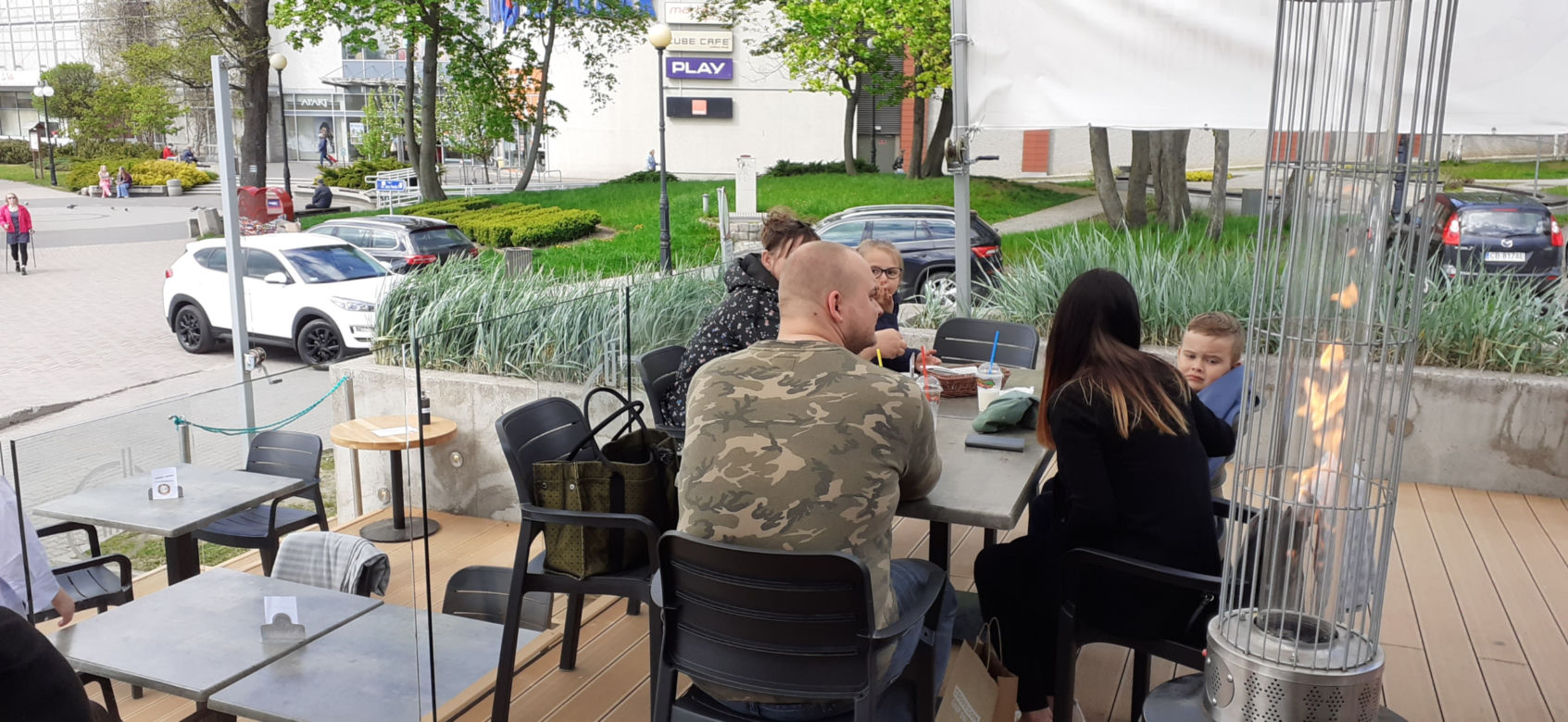 Przechodnie w Iławie bez maseczek oraz pierwsi klienci ogródków w restauracjach
