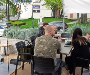 Przechodnie w Iławie bez maseczek oraz pierwsi klienci ogródków w restauracjach