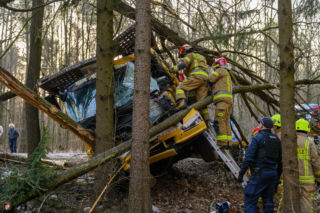 Ciężarówka wbiła się w drzewa. Strażacy rozcinali pojazd
