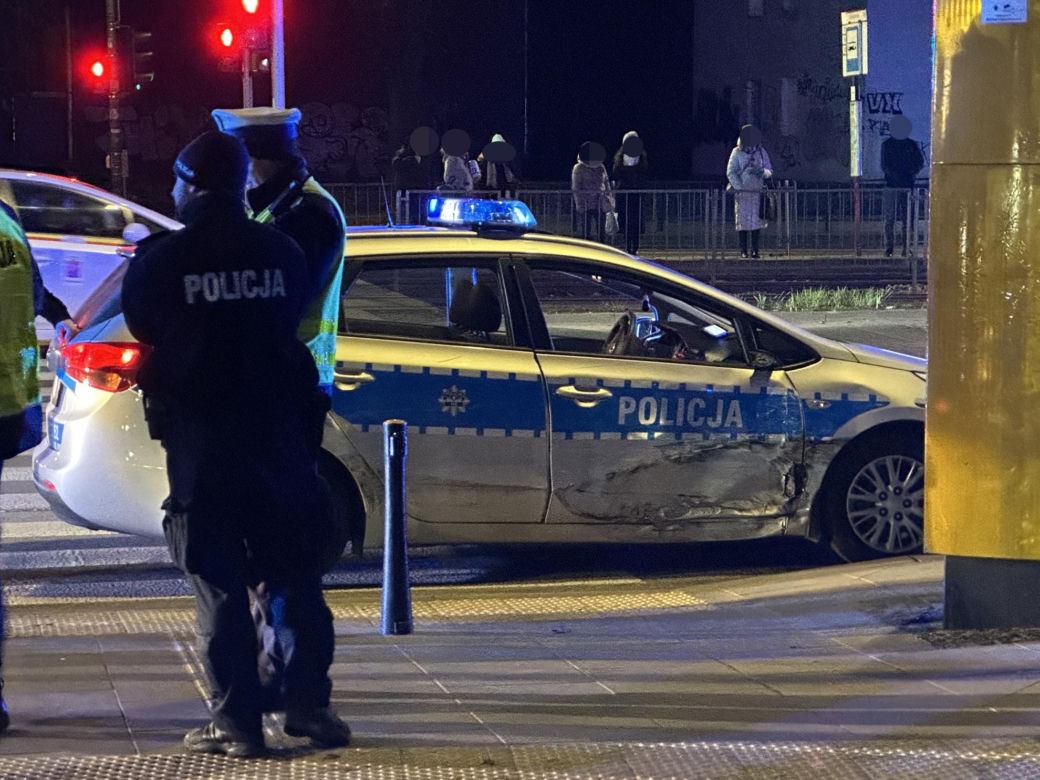 Zdemolowane radiowozy i szaleńczy pościg ulicami Warszawy. Nie uwierzycie co zrobił kierowca tego auta! 
