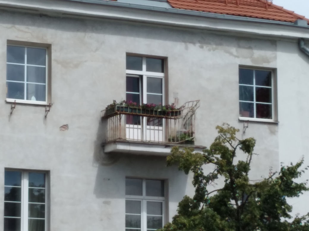 Zdeformowana balustrada balkonu przy Powsińskiej