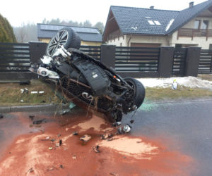 Luksusowe infiniti dachowało. 21-letni kierowca ukarany mandatem