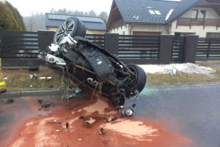 Luksusowe infiniti dachowało. 21-letni kierowca ukarany mandatem