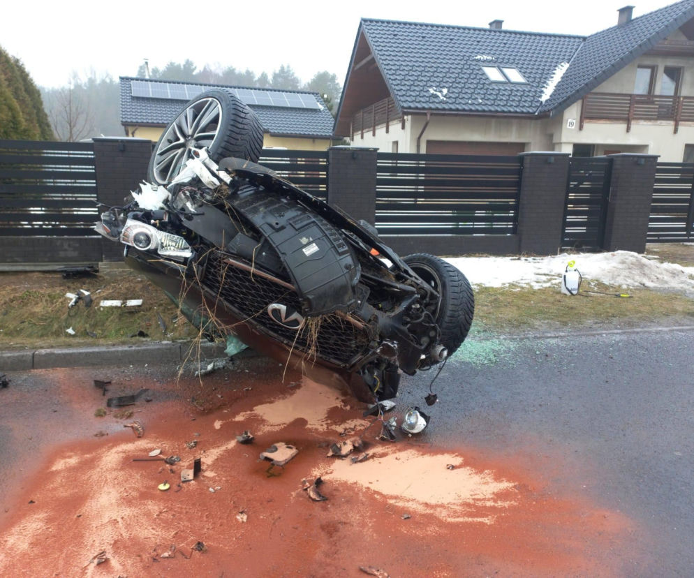 Luksusowe infiniti dachowało. 21-letni kierowca ukarany mandatem