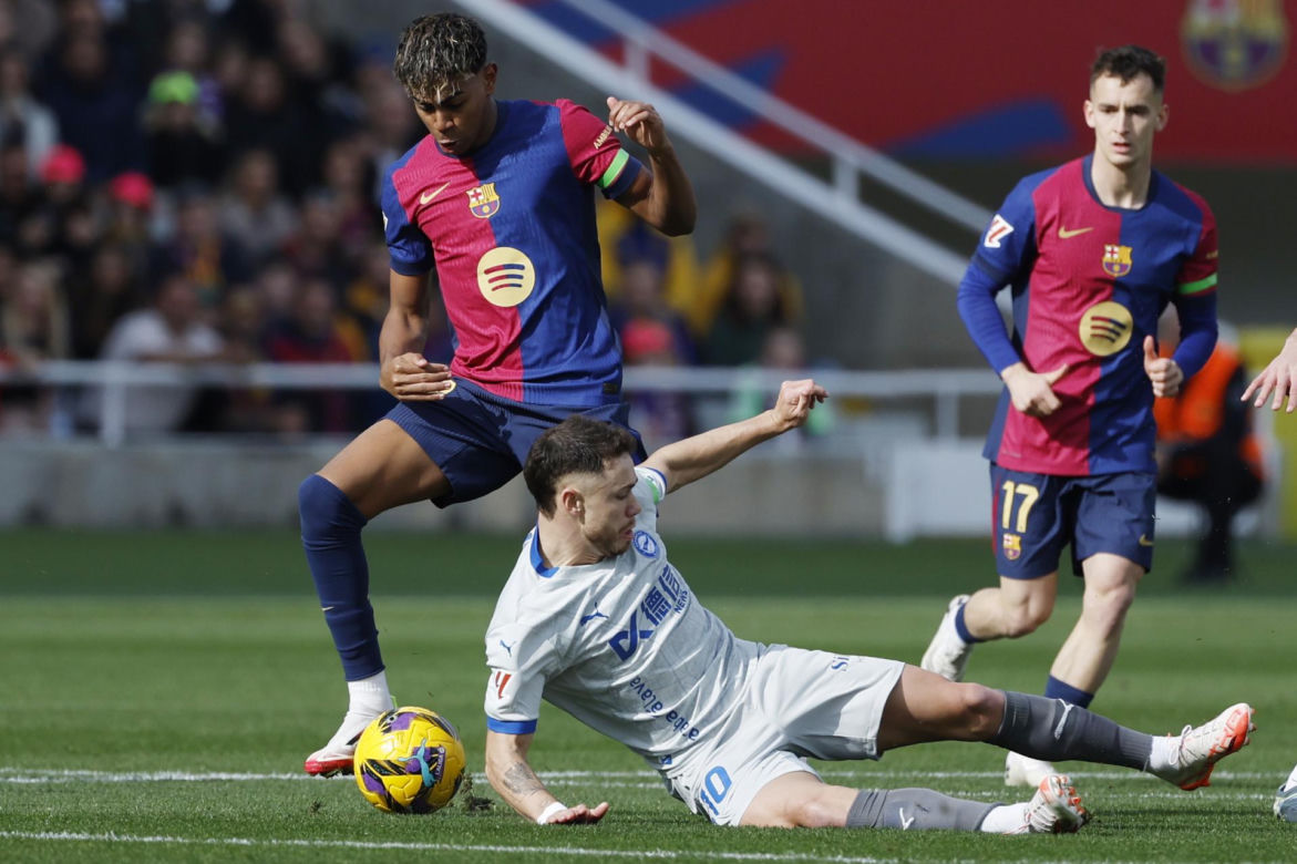 Barcelona - Deportivo: Zwieźli piłkarza na noszach po groźnym zderzeniu