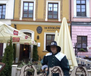 16 Stołów, Rynek