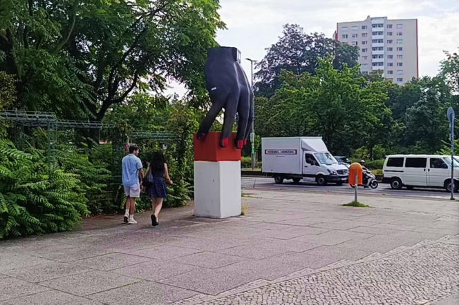 Gigantyczny zegarek na rękę w Hansaviertel