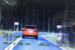 Przegiął z prędkością w Porsche i dopadła go dotkliwa kara - WIDEO