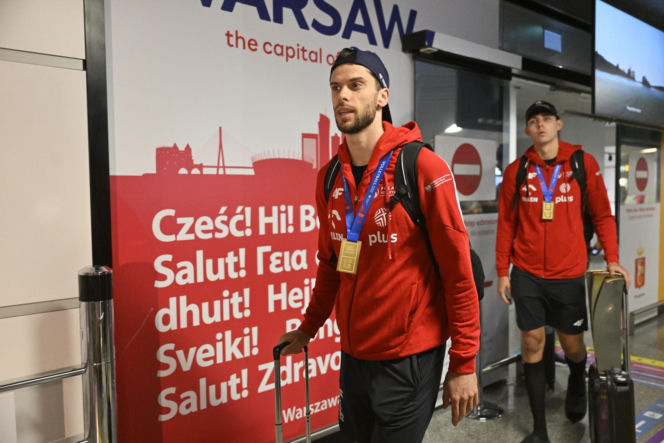 Złoci siatkarze po perypetiach wrócili do Polski