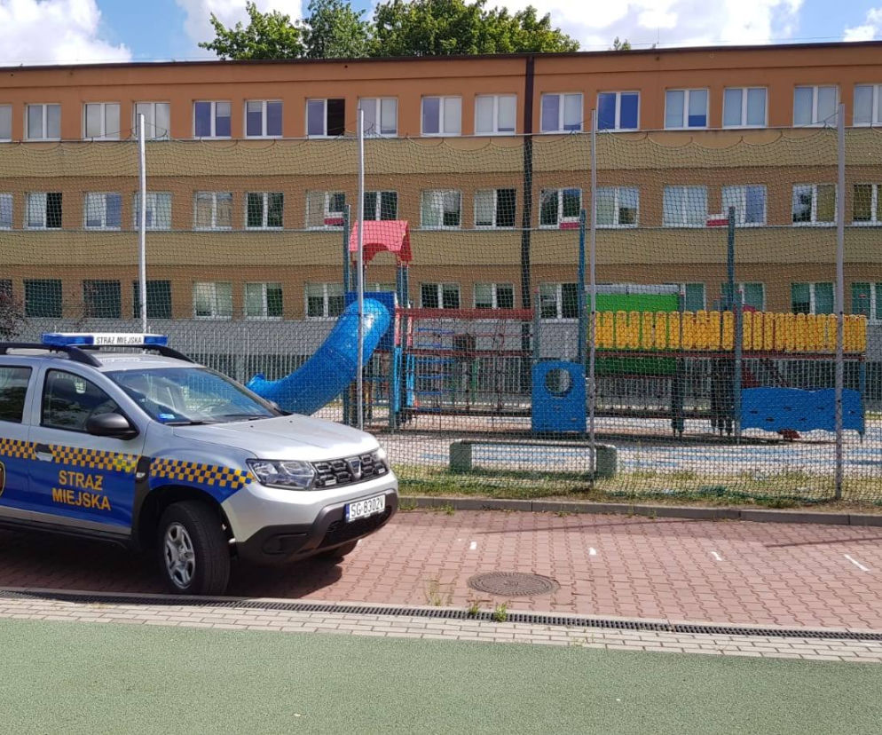 Zrobili sobie koronaferie. Straż miejska ujawniła przypadki gromadzenia się dzieci i młodzieży na placach i skwerkach