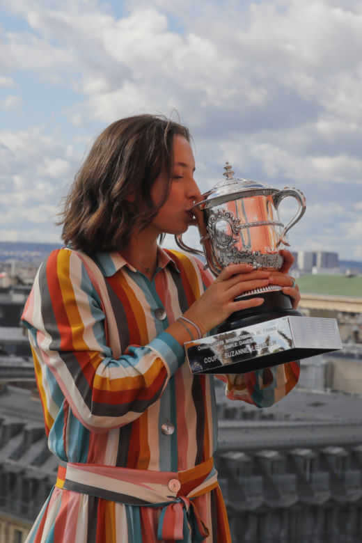 Iga Świątek w tęczowej sukience po wygraniu Roland Garros