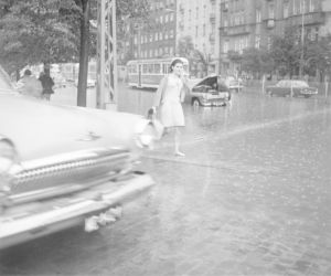Warszawa zniknęła pod wodą! Zalane ulice i chodniki. Co tam się działo! Archiwalne zdjęcia z lat 60.