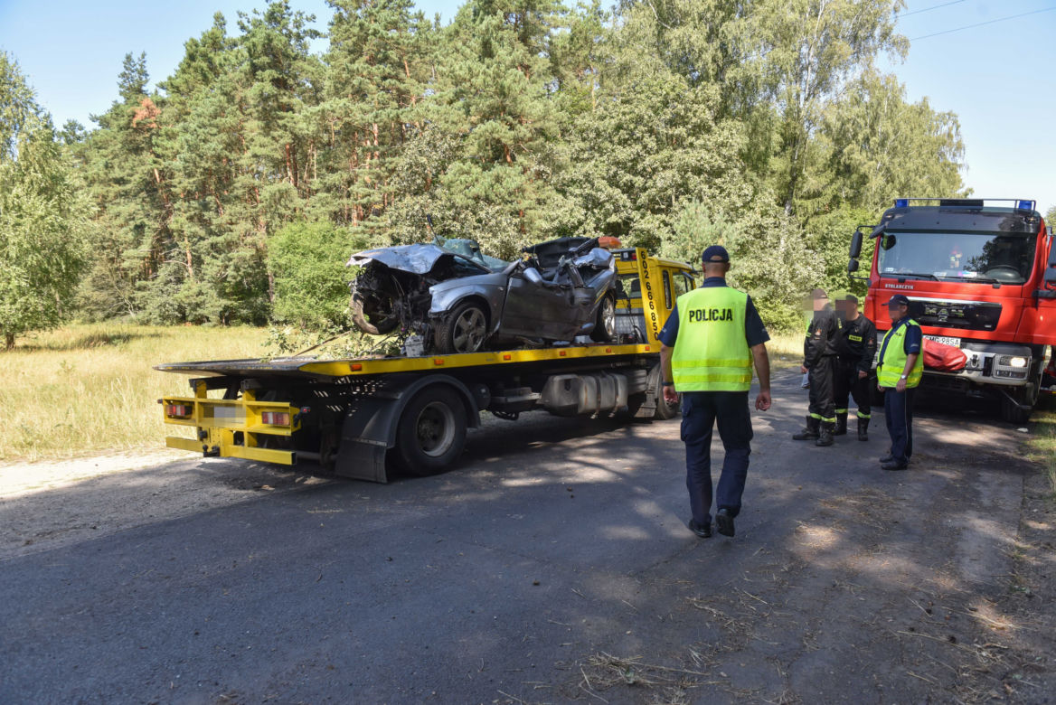 Nastolatkowie roztrzaskali się w lesie