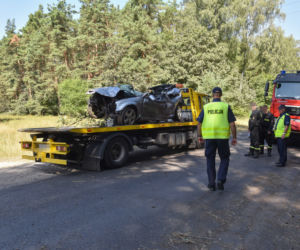 Nastolatkowie roztrzaskali się w lesie