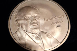 Prezes NBP Adam Glapiński z nagrodą Lámfalussy Award