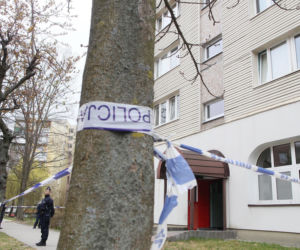 Przerażająca relacja sąsiadów, W mieszkaniu w Wołominie znaleziono ciała dwóch osób, ranny 19-latek w szpitalu