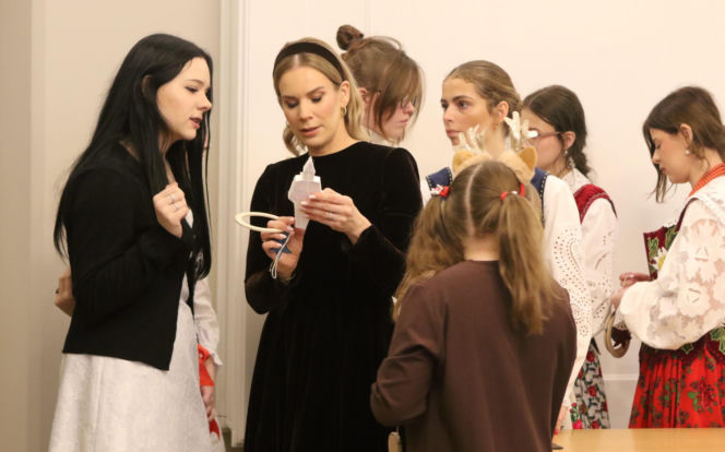 W Pałacu Prezydenckim już święta. Marta Nawrocka z rodziną ubierała choinkę