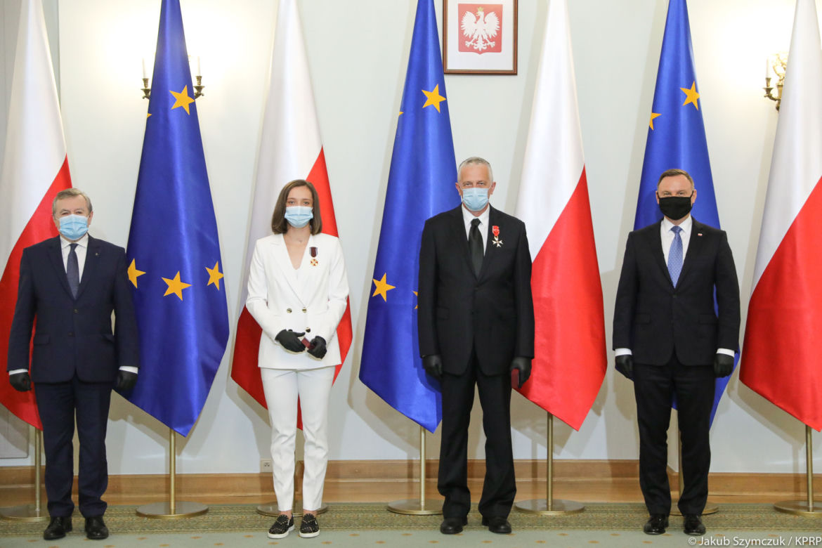 Iga Świątek odbiera odznaczenie od prezydenta