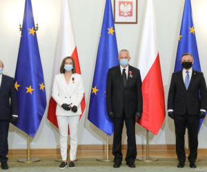 Iga Świątek odbiera odznaczenie od prezydenta