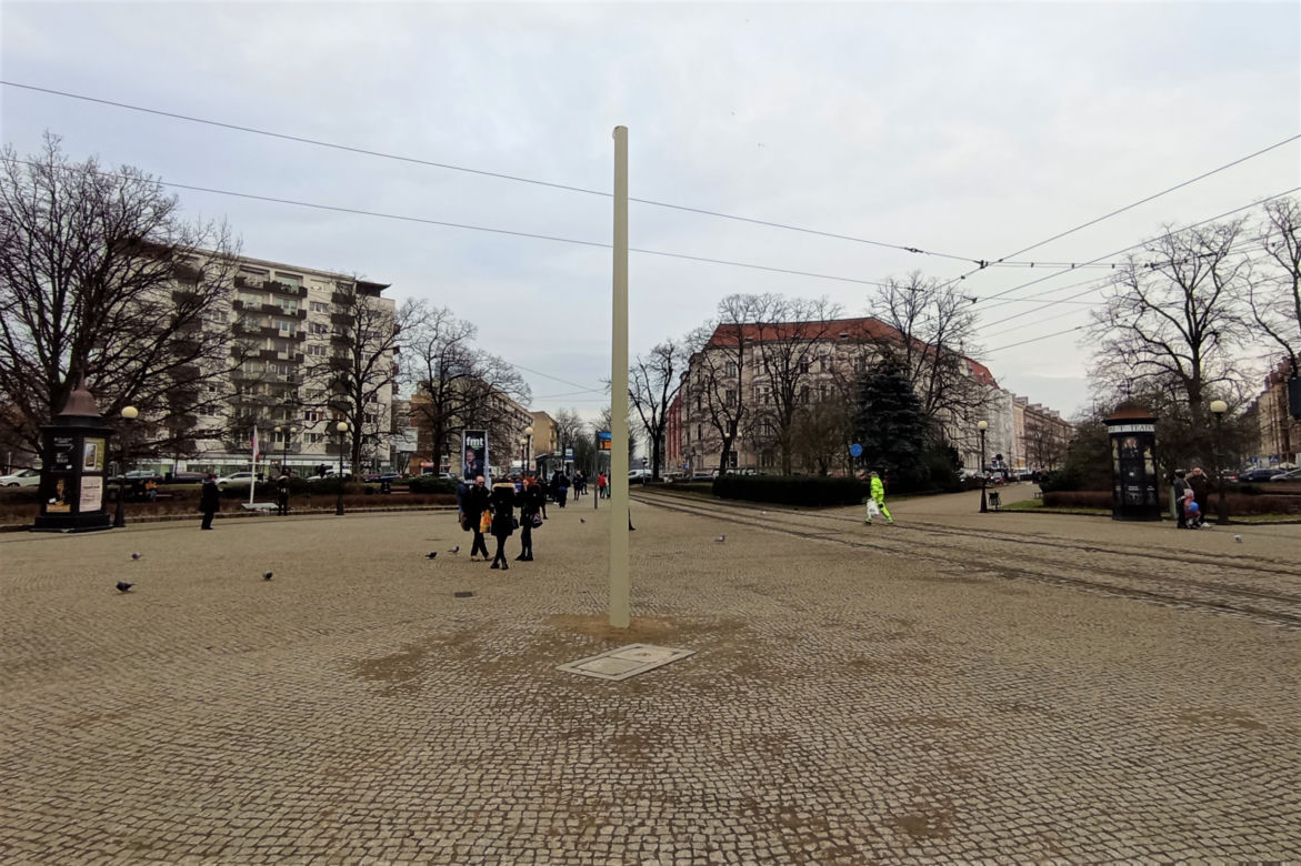 Nieestetyczny słup stanął na środku placu Grunwaldzkiego
