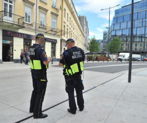 Tyle zarabiają strażnicy miejscy w Warszawie. Stawki mogą zaskoczyć