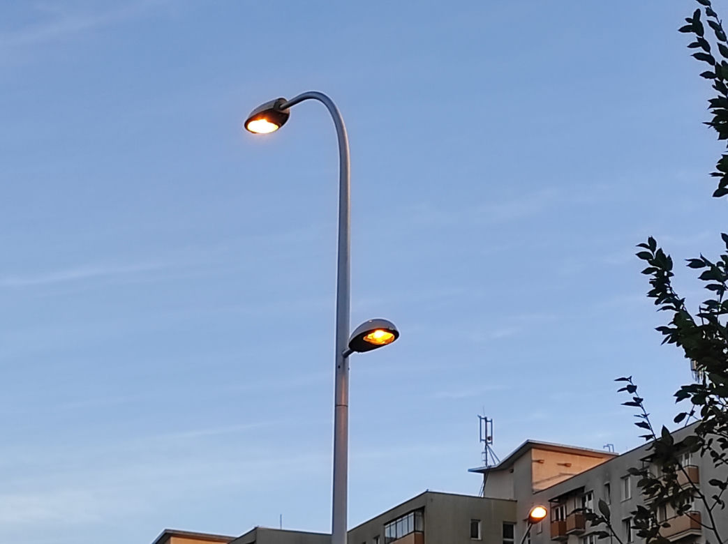 Tak się oszczędza prąd w Warszawie. Latarnie na Bródnie świecą się w biały dzień!
