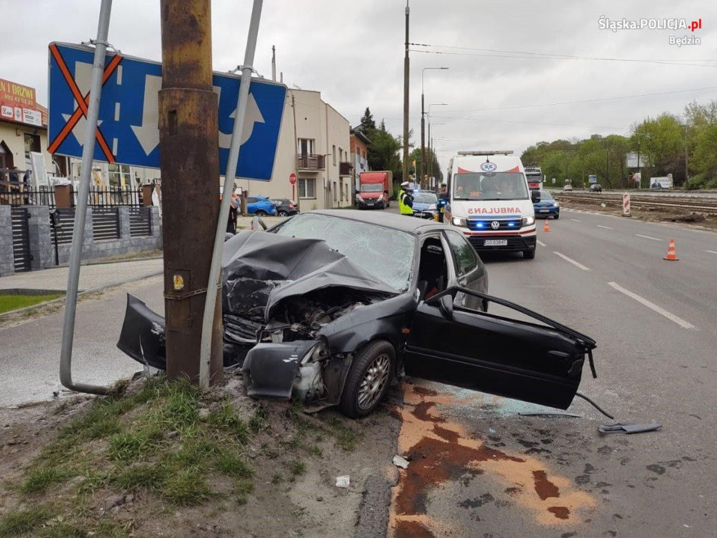 Młody mężczyzna NIE ŻYJE! Jego auto roztrzaskało się na słupie w Będzinie. Wstrząsające zdjęcia 
