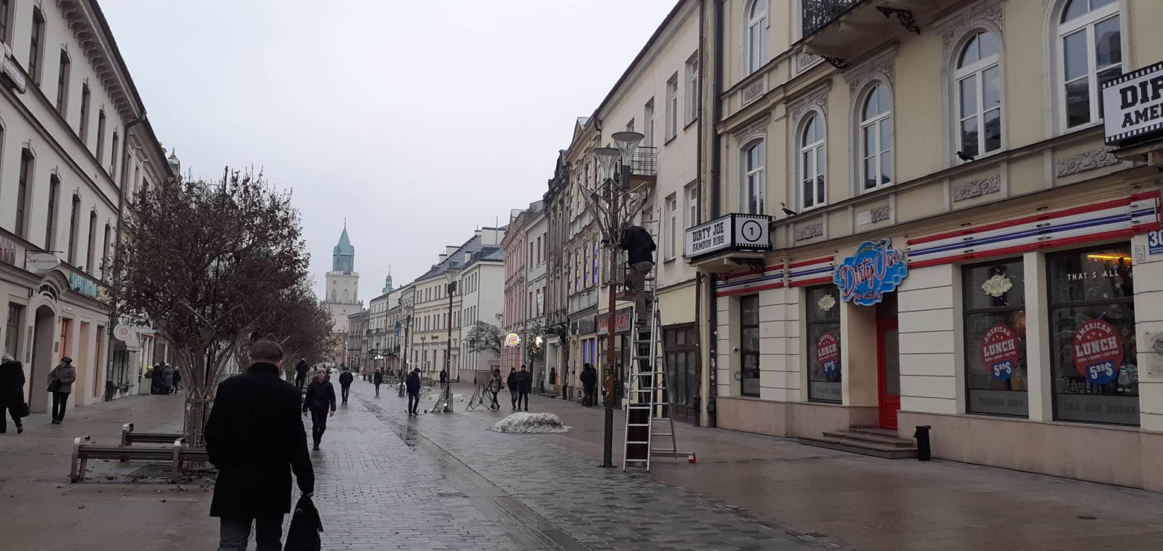 Na lubelskim deptaku już montują świetlne instalacje. Już za parę dni będzie pięknie! [GALERIA]
